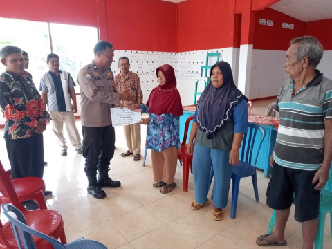 Kanit Binmas Polsek Ketahun Hadiri Penyaluran BLT DD di Desa Melati Harjo