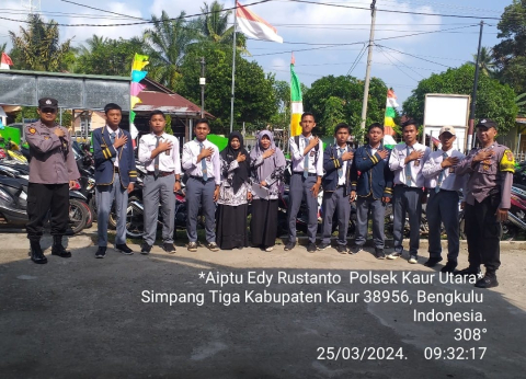 Sambangi SMAN 4 Kaur, Bhabinkamtibmas Polsek Kaur Utara Sosialisasi Tata Tertib Berkendara