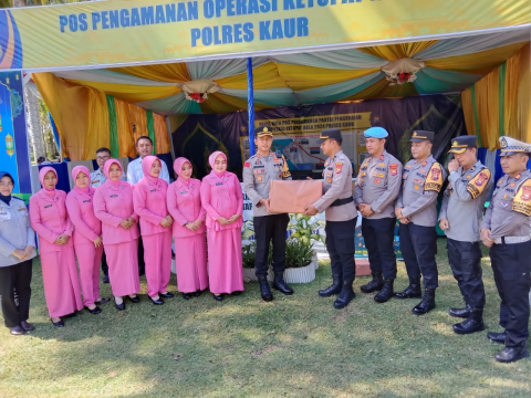 Kapolres Kaur dan Ketua Bhayangkari Beri Bingkisan Kepada Anggota Piket Posyan Pengubaian