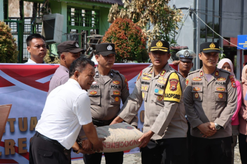 Kapolres Bengkulu Utara Serahkan Bantuan Bahan dan Material Bangunan Pasca Musibah Kebakaran Kepada SMK 5 BU