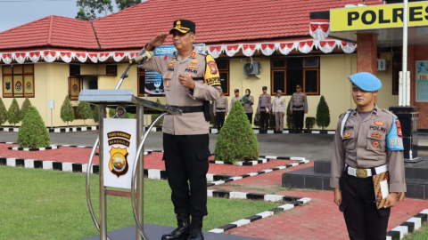 Kapolres Mukomuko Pimpin Upacara Kenaikan Pangkat Personel Polres Mukomuko Periode TMT 1 Juli 2024