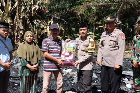 Jumat Berbagi, Polres Mukomuko Berikan Bantuan Kepada Warga Alami Kebakaran Rumah