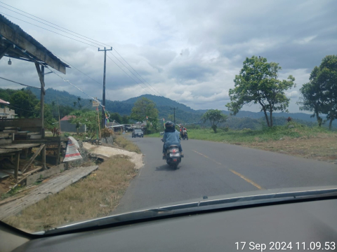 Laksanakan Pengamanan, Polsek Sindang Kelingi Kawal Warga di Jalan Lintas Curup-Lubuklinggau 