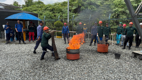 Aksi Peserta dalam kegiatan Simulasi Tanggap Darurat Bencana Alam dan Kebakaran