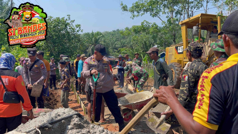 Polisi Membangun Desa, Beraksi di Jalan Desa Kualalangi Bengkulu Utara