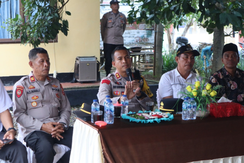 Kapolres Rejang Lebong Gelar Program Jumat Curhat Bersama Kelompok Peternak Lebah di Sindang Beliti Ilir