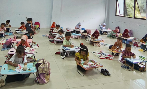 Antusiasme Anak-Anak Tunjukkan Kreativitas Dalam Lomba Mewarnai Hari Pahlawan