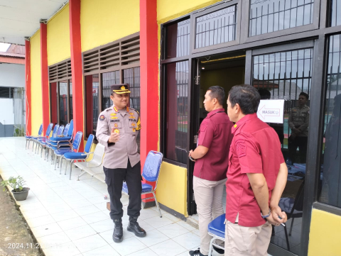 Pamatwil Bersama Kapolres BU Cek Langsung Pelaksanaan Tahapan Pungut Suara Pemilukada Serentak 2024 di TPS Khusus Lapas