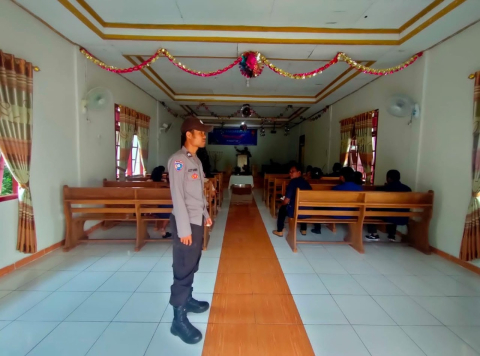 Bhabinkamtibmas Polsek Kedurang Ilir Amankan Ibadah Jemaat, Ciptakan Rasa Nyaman Beribadah