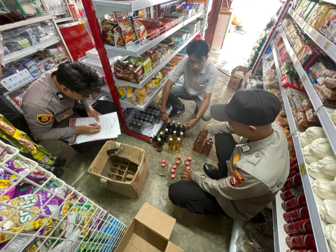 Polsek Tebat Karai Berhasil Mengamankan Puluhan Botol Minuman Keras Dalam Operasi Pekat Nala II 2024