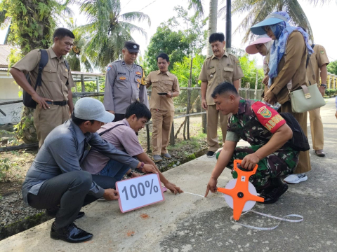 Bhabinkamtibmas Polsek Kota Manna hadiri Kegiatan Pembangunan Berem Jalan Sepanjang 795 M TA. 2024 kelurahan Binaan