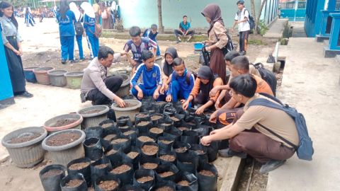 Samban, Bhabinkamtibmas Polsek Lebong Selatan Ajak Warga Manfaatkan Pekarangan Untuk Tanaman Bergizi