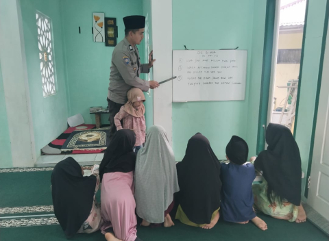 Lebih Dekat dengan Anak-Anak, Bhabinkamtibmas Polsek Lebong Atas Ngajar Ngaji di Musala Al Fatih