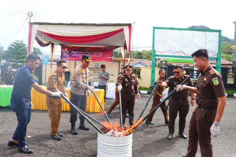 Kapolres Lebong Hadiri Pemusnahan Barang Bukti di Kejari Lebong