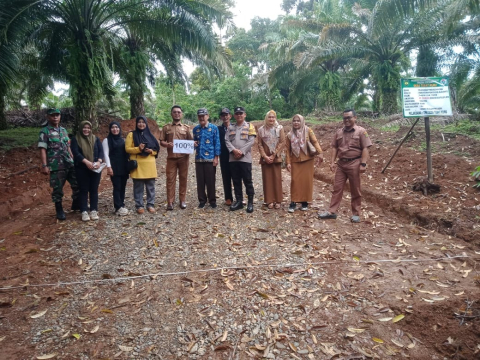 Bhabinkamtibmas Polsek Kota Manna Hadiri Sertifikasi Pembangunan Badan Jalan Genting  Lagan Sepanjang 465 Meter di Desa Tebat Kubu