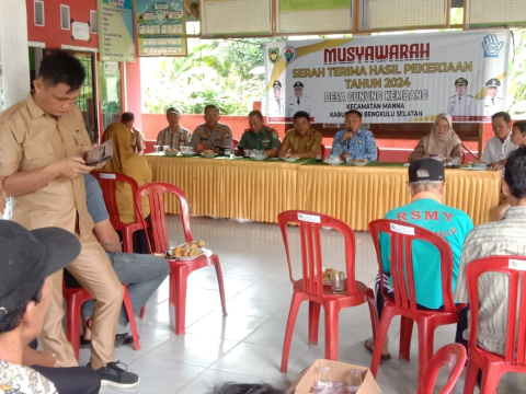 Kapolsek dan Bhabinkamtibmas Polsek Manna Hadiri Serah Terima Pembangunan Desa Gunung Kembang
