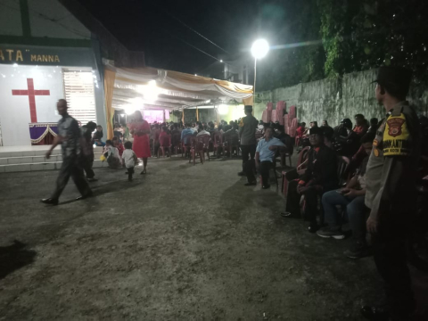 Bhabinkamtibmas Polsek Kota Manna Amankan Perayaan Natal di Gereja Gekesia Efata Jaga Kehikmatan dan Kenyamanan Beribadah Umat Kristiani