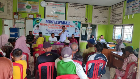 Kanit Binmas dan Bhabinkamtibmas Polsek Manna Hadiri MusrenbangDes Tahun Anggaran 2026 di Desa Tanjung Raman