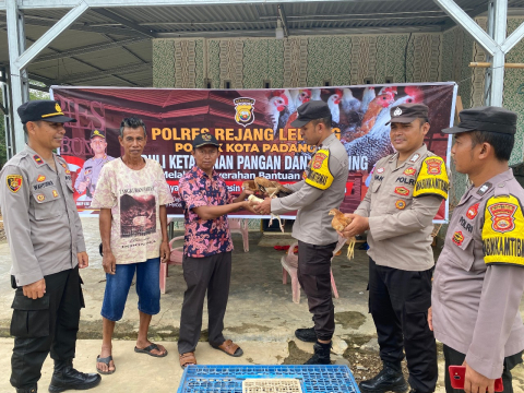 Polsek Kotapadang Bagikan Bibit Ayam Petelur untuk Mendorong Ekonomi dan Cegah Stunting di Rejang Lebong