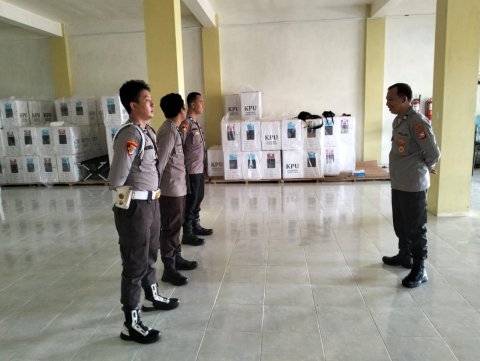 Polres Bengkulu Selatan Siagakan Personel PAM 24 Jam untuk Amankan Gudang Logistik KPU Pasca Pleno Pilkada 2024