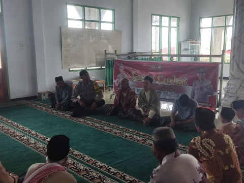 Bhabinkamtibmas Polsek Seginim Hadiri Penetapan Titik 0 Pelaksanaan Kegiatan Pembangunan di Desa Binaannya
