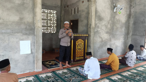 Kapolsek Kedurang Ilir Sholat Jumat Keliling di Masjid Fadlurahman
