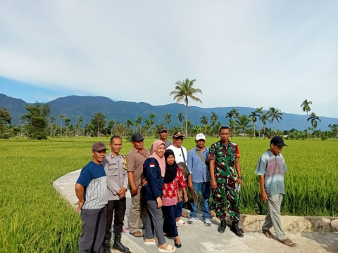 Bhabinkamtibmas Polsek Lebong Utara Hadiri Upname Pembangunan JUT di Desa Talang Ulu