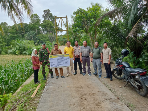 Kapolsek dan Bhabinkamtibmas Polsek Pino Hadiri Sertifikasi Pembangunan Jalan di Desa Merambung