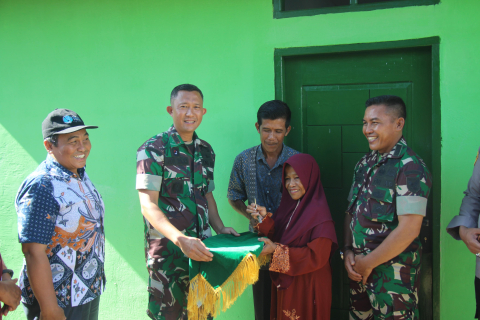Perempuan Penyandang Disabilitas Rungu Wicara Mendapatkan Bantuan Program Pembangunan RTLH Kodim 0423/BU