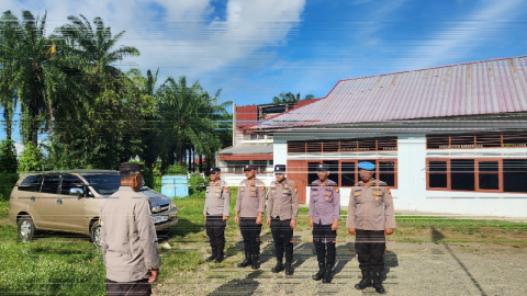 Polres Bengkulu Selatan siagakan Personil PAM, perketat PAM Kantor KPU BS selama 1x24 Jam Pasca Pilkada 2024.