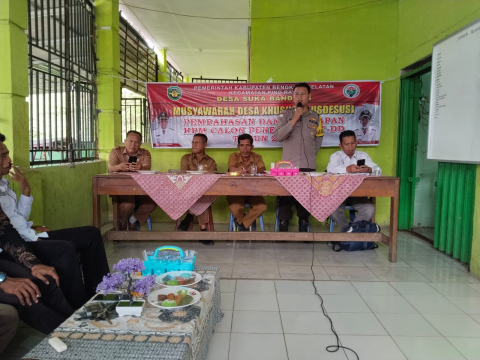 Bhabinkamtibmas Polsek Pino Raya Hadiri Musyawarah Penetapan Calon Penerima BLT Desa Suka Bandung