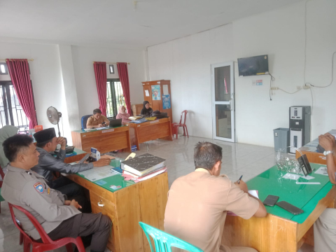 Bhabinkamtibmas Polsek Kota Manna Hadiri Musyawarah Penetapan Calon Penerima BLT Desa Padang Niur