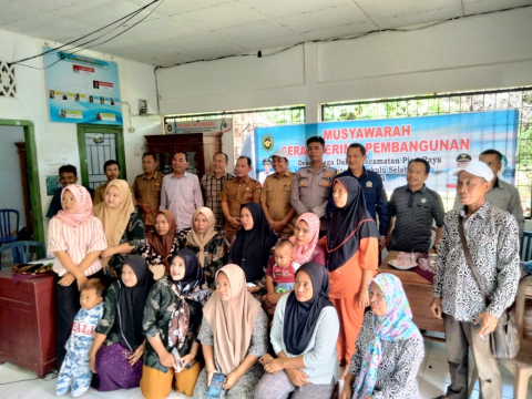 Bhabinkamtibmas Polsek Pino Raya Hadiri Musyawarah Penetapan Penerima BLT di Desa Telaga Dalam