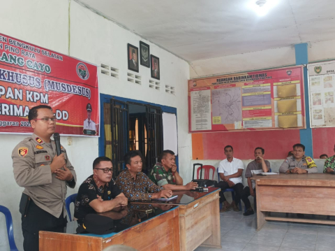 Bhabinkamtibmas Polsek Pino Raya Hadiri Musyawarah Penetapan Calon Penerima BLT Desa Karang Cayo