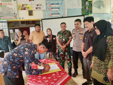 Bhabinkamtibmas Polsek Kota Manna Hadiri Musyawarah Penetapan Calon Penerima BLT Desa Gelumbang