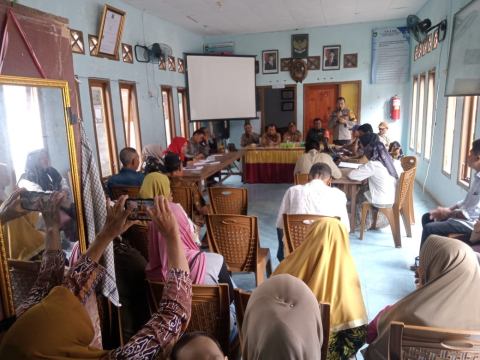 Bhabinkamtibmas Polsek Pino Hadiri Musyawarah Penetapan Calon Penerima BLT Desa Padang Lebar