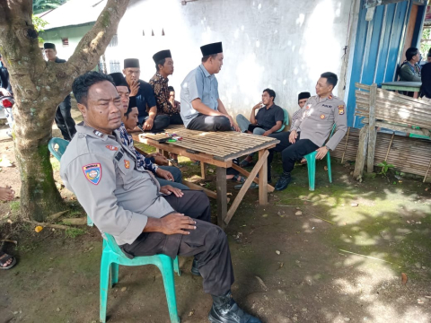 Kanit Binmas Polsek Pino Sambangi Warga Berduka di Desa Air Umban