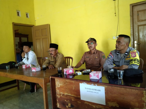 Bhabinkamtibmas Polsek Seginim Hadiri Pelantikan Perangkat Desa Tanjung Agung Terpilih