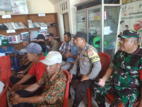 Kapolsek dan Bhabinkamtibmas Polsek Manna Hadiri Musyawarah Penetapan Calon Penerima BLT Desa Melao