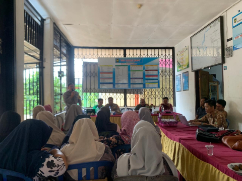Bhabinkamtibmas Polsek Pino Hadiri Musyawarah Penetapan Penerima BLT di Desa Padang Mumpo
