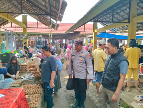 Polsek Seluma Timur Laksanakan Patroli Kamtibmas di Pasar Sembayat untuk Jaga Keamanan