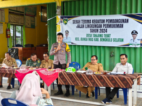 Bhabinkamtibmas Polsek Manna Hadiri Serah Terima Pekerjaan Desa di Desa Tanjung Tebat