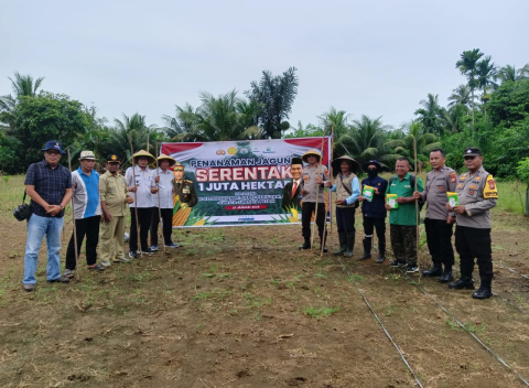 Polsek Kedurang Ilir dan Warga Desa Limus Sukseskan Program Penanaman Jagung Serentak 1 Juta Hektar