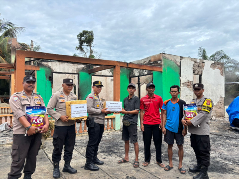 Kapolsek Ketahun Salurkan Bantuan Kepada Korban Kebakaran