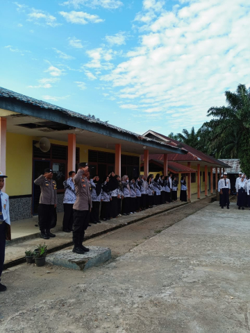 Personel Polsek Semidang Alas Menjadi Pembina Upacara di SMPN 1 Seluma untuk Tingkatkan Kedisiplinan PelajarPersonel Polsek Semidang Alas Menjadi Pembina Upacara di SMPN 1 Seluma untuk Tingkatkan Kedisiplinan Pelajar