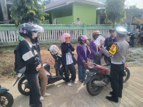 Sat Lantas Polres Seluma Intensifkan Himbauan Keselamatan Berlalu Lintas dalam Operasi Keselamatan Nala 2025Sat Lantas Polres Seluma Intensifkan Himbauan Keselamatan Berlalu Lintas dalam Operasi Keselamatan Nala 2025