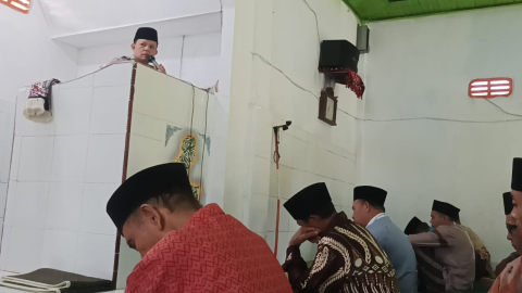 Bhabinkamtibmas Polsek Pino Sampaikan Khutbah Jumat di Masjid Al Ikhlas, Bahas Keutamaan Bulan Sya’ban dan Keamanan Masyarakat
