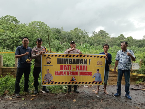Cegah Kecelakaan, Polsek Kotapadang Pasang Spanduk dan Police Line di Desa Periang