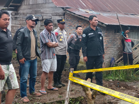 Tim Gegana Brimob Polda Bengkulu Lakukan Sterilisasi dan Pembukaan Police Line di Lokasi Penemuan Mortir