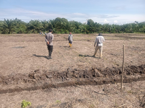 Polsek Sukaraja Dukung Ketahanan Pangan, Pantau Perkembangan Jagung di Desa Riak Siabun